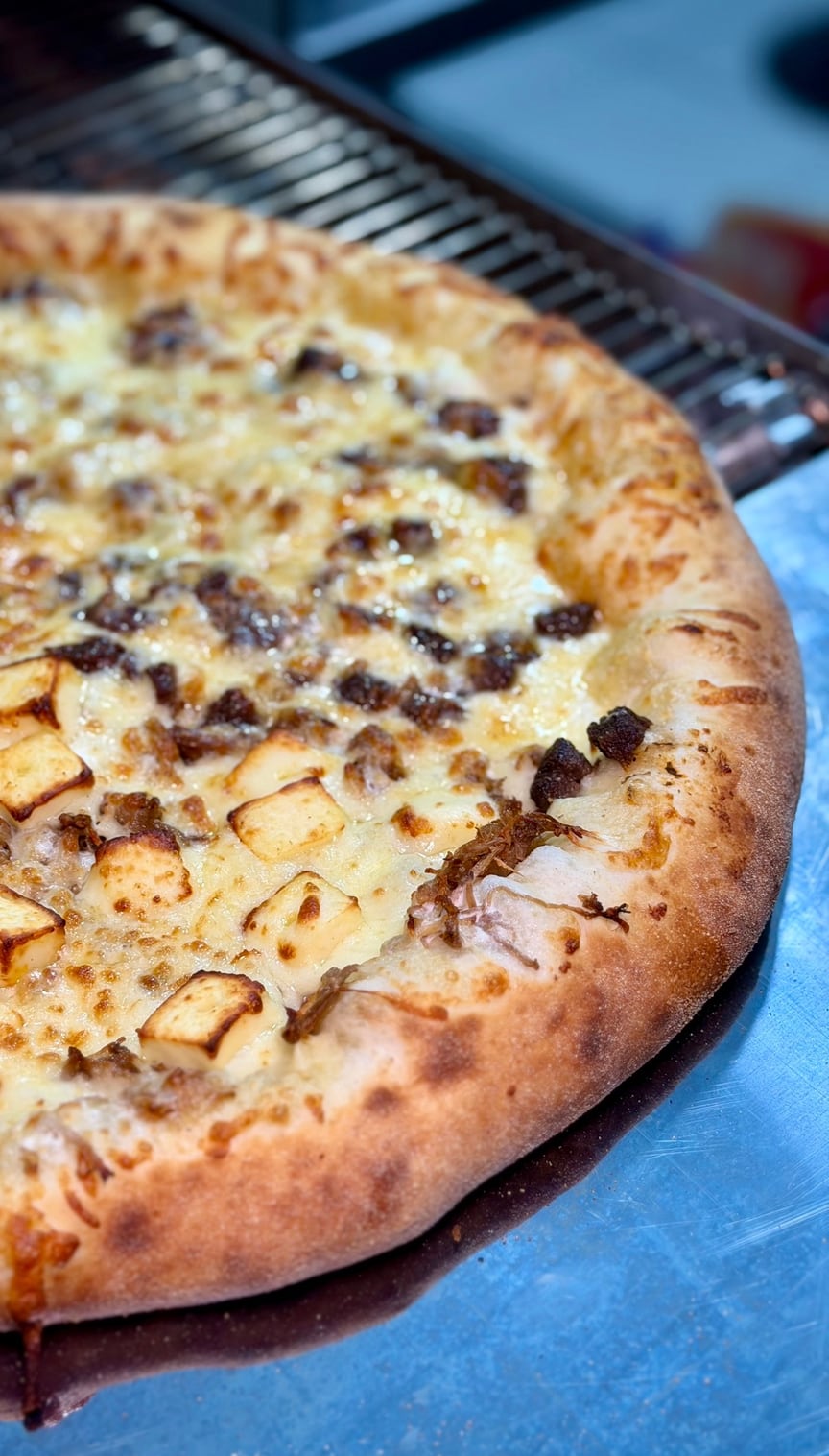 Pizza salgada da Luigi’s recém-assada com borda dourada